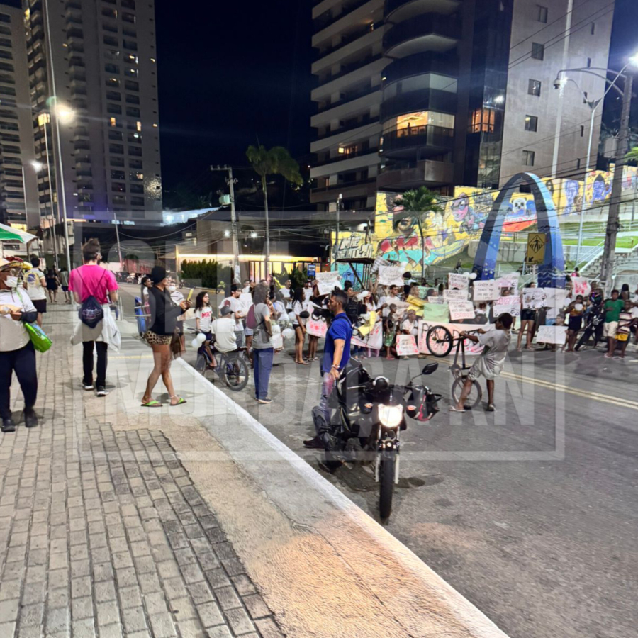 [FOTOS] TURISTAS REVOLTADOS: Ingleses perdem voo após protesto na praia de Areia Preta; Um bando de gente desocupada, afirmou um turista.