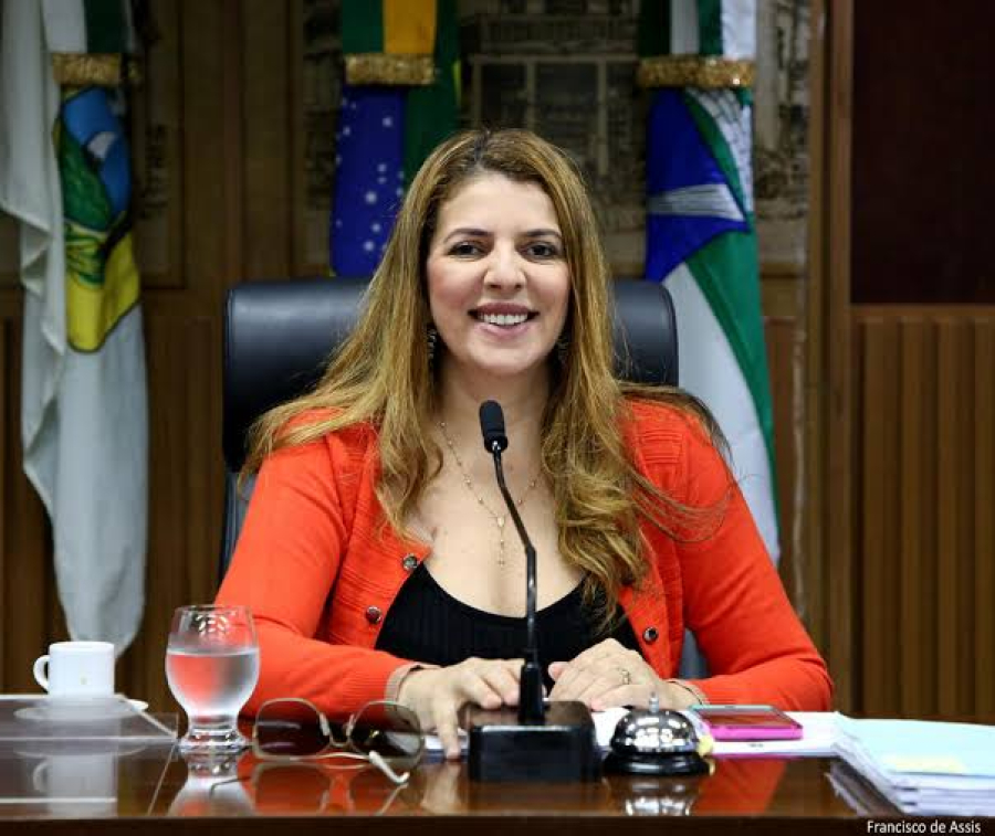 Nina Souza já figura entre os 10 mais citados em pesquisa para deputado federal 
