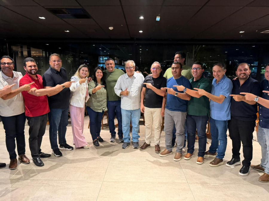 Álvaro Dias janta com prefeitos em Brasília e reforça articulação para 2026 ao lado de Babá Pereira