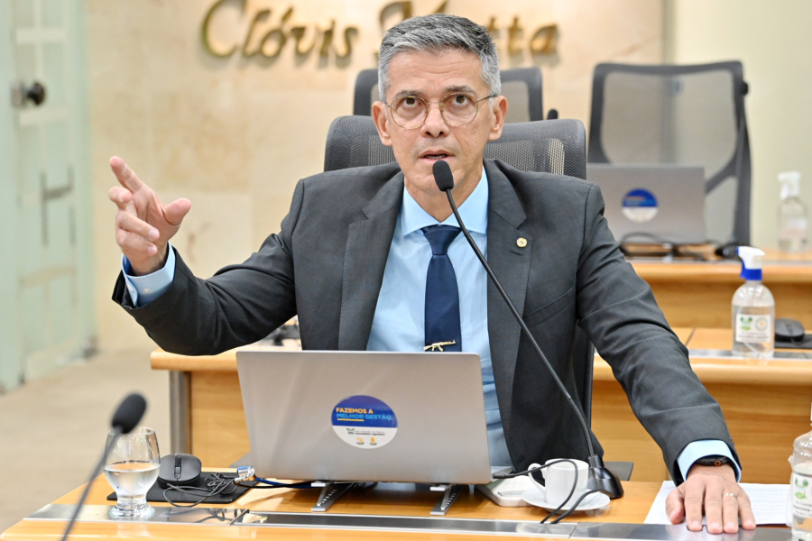 ALRN: Coronel Azevedo defende senador por críticas da oposição