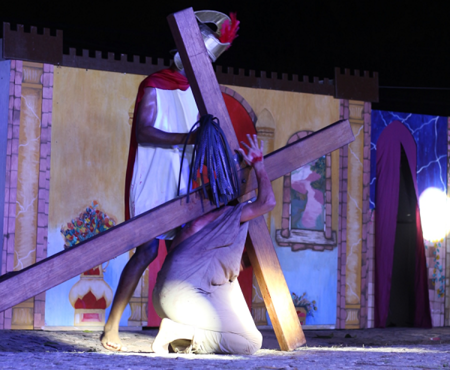 Emoção e fé marcam encenação da Paixão de Cristo em Extremoz